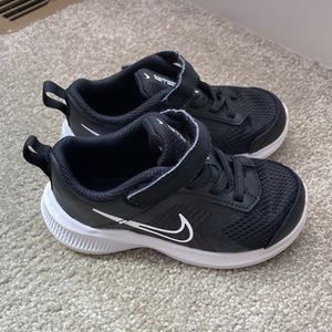 Nike Boys Tennis Shoes - 8C GREAT CONDITION!